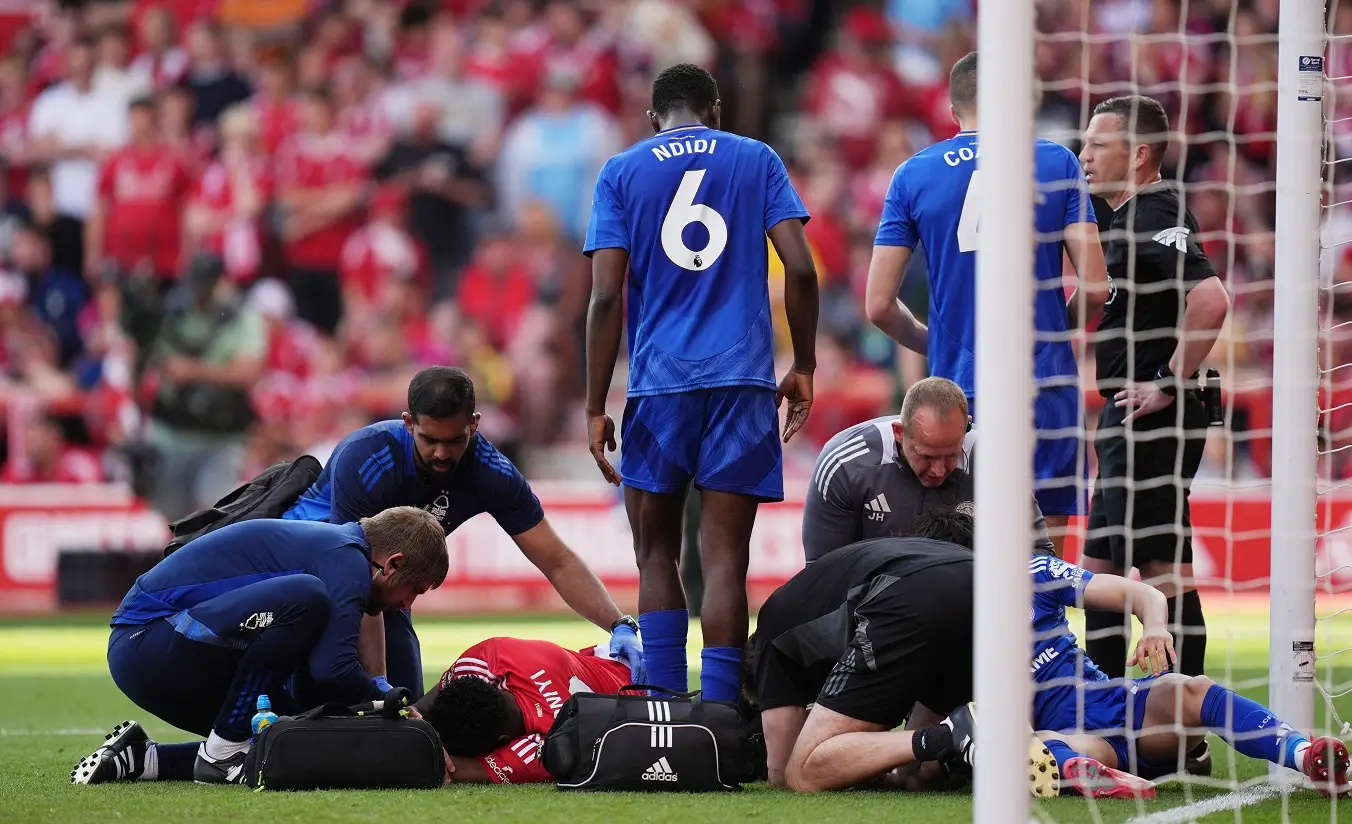 Atacante do Forest está em coma induzido após se chocar com a trave em jogo do Inglês