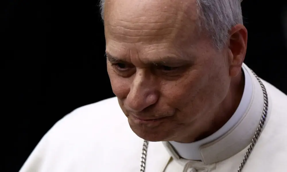 O Papa Leão XIV sai após uma audiência com representantes da mídia no salão Paulo VI, no Vaticano, em 12 de maio de 2025. REUTERS/Guglielmo Mangiapane