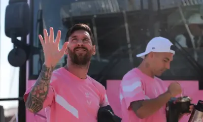 2025-05-18T215137Z_1291100142_MT1USATODAY26219674_RTRMADP_3_MLS-ORLANDO-CITY-AT-INTER-MIAMI-CF 18 de maio de 2025; Fort Lauderdale, Flórida, EUA; O atacante do Inter Miami CF, Lionel Messi (10), e o atacante Luis Suárez (9) chegam ao Chase Stadium antes do jogo contra o Orlando City. Crédito obrigatório: Sam Navarro-Imagn Images.