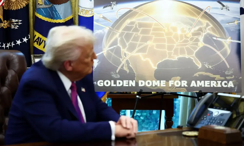 O presidente dos EUA, Donald Trump, observa enquanto faz um anúncio sobre o escudo de defesa antimísseis Domo de Ouro, com o secretário de Defesa dos EUA, Pete Hegseth (não retratado), no Salão Oval da Casa Branca em Washington, D.C., EUA, em 20 de maio de 2025. REUTERS/Kevin Lamarque