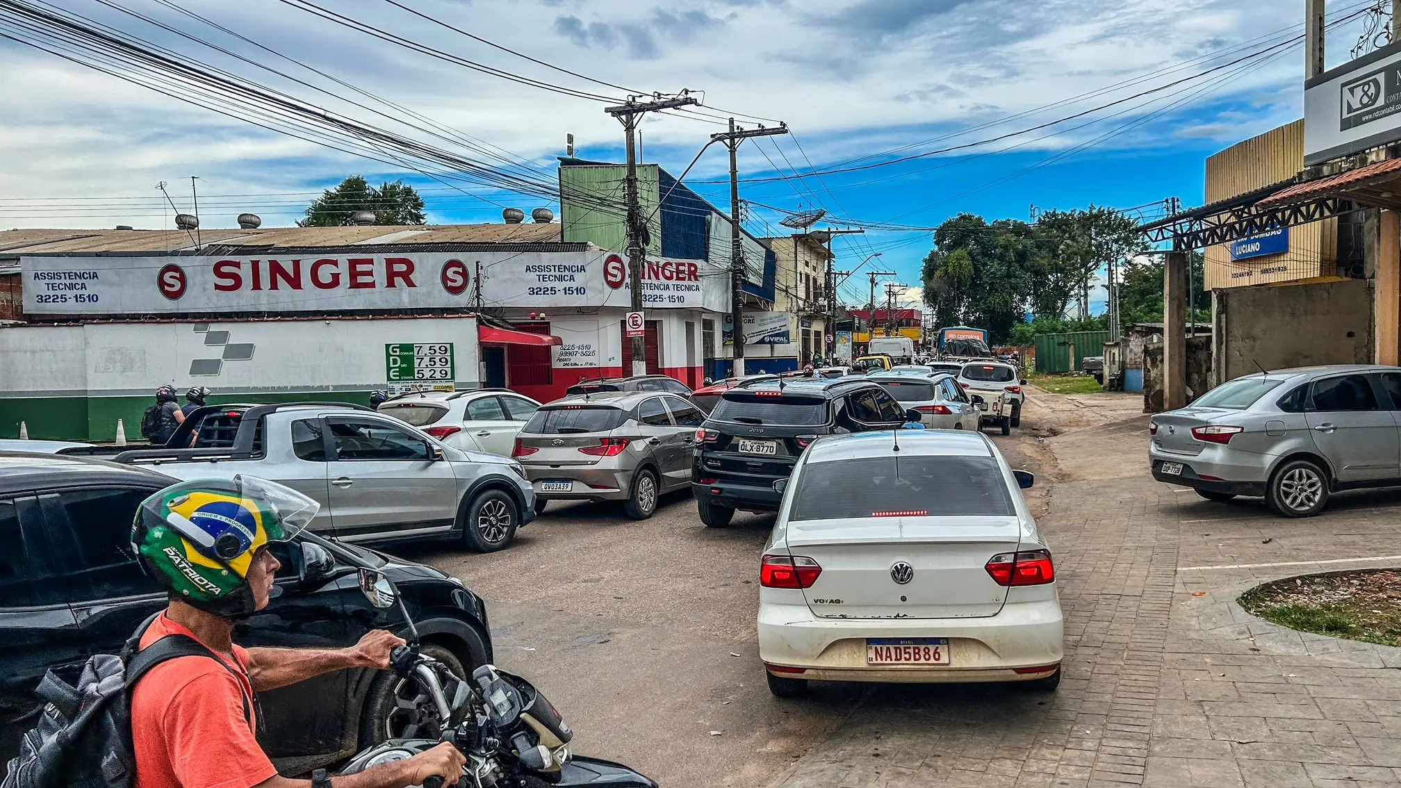 Fechamento de rua para realização de Marcha Para Jesus causa engarrafamento