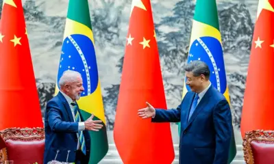 Presidente da República, Luiz Inácio Lula da Silva e o Presidente da República Popular da China, Xi Jinping, durante a cerimônia de assinatura de Atos, no Palácio do Povo. Pequim - China. Foto: Ricardo Stuckert / PR
