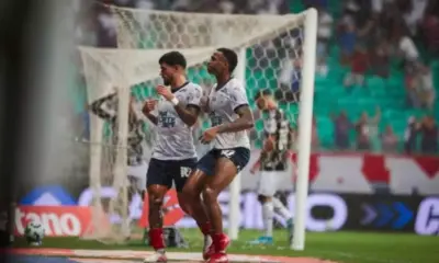 728198829-544948814491db8aa44aboeasy-resizecom-610×400 Foto: Letícia Martins / EC Bahia - Legenda: Jogadores do Bahia comemoram o gol de Cauly, o da vitória tricolor / Jogada10