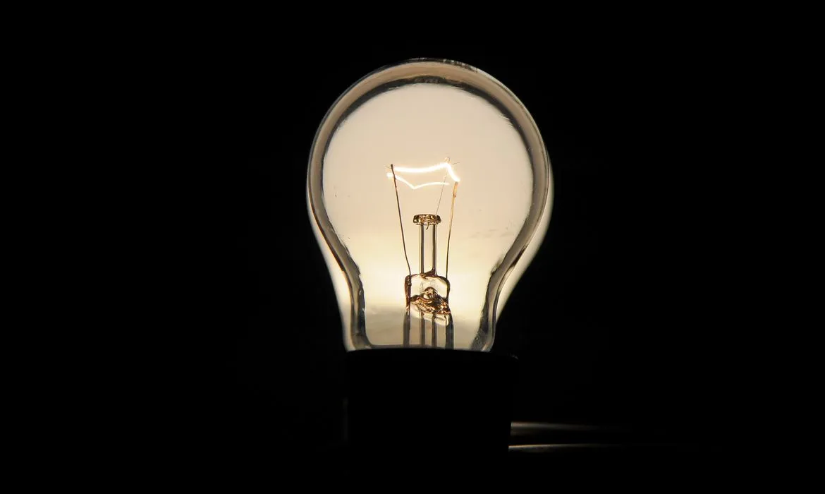 Lula assina medida provisória que amplia isenção da conta de luz; veja impactos