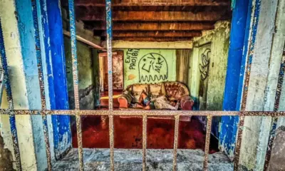 Foto: Homem em situação de rua dorme em sala que servia à administração da escola I Whidy Melo/ac24horas