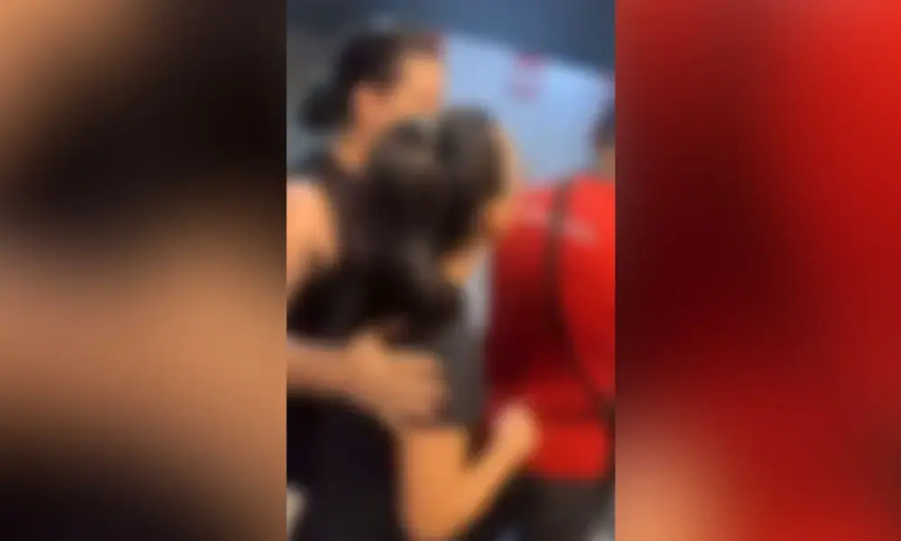 Alunos tentaram impedir entrada de aluna em banheiro  • Reprodução