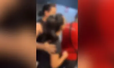 Alunos tentaram impedir entrada de aluna em banheiro  • Reprodução