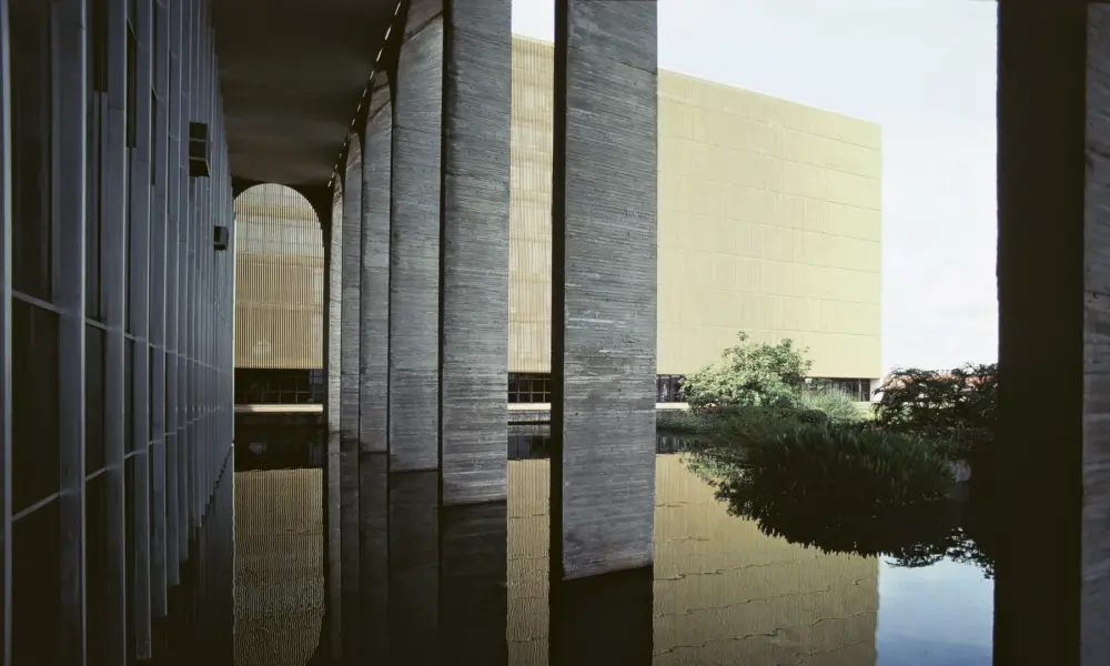 GettyImages-152219270-e1741379783937 Detalhe da fachada do Palácio do Itamaraty, em Brasília; local é a sede do Ministério das Relações Exteriores • Mario De Biasi/Mondadori via Getty Images