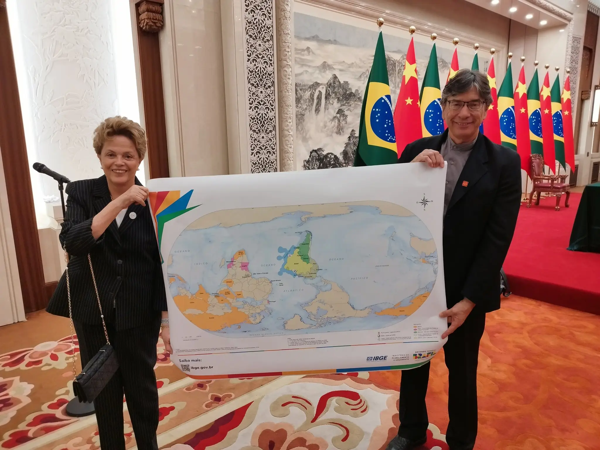 Dilma Rousseff exibe mapa-múndi invertido, com Brasil ao centro, em evento na China