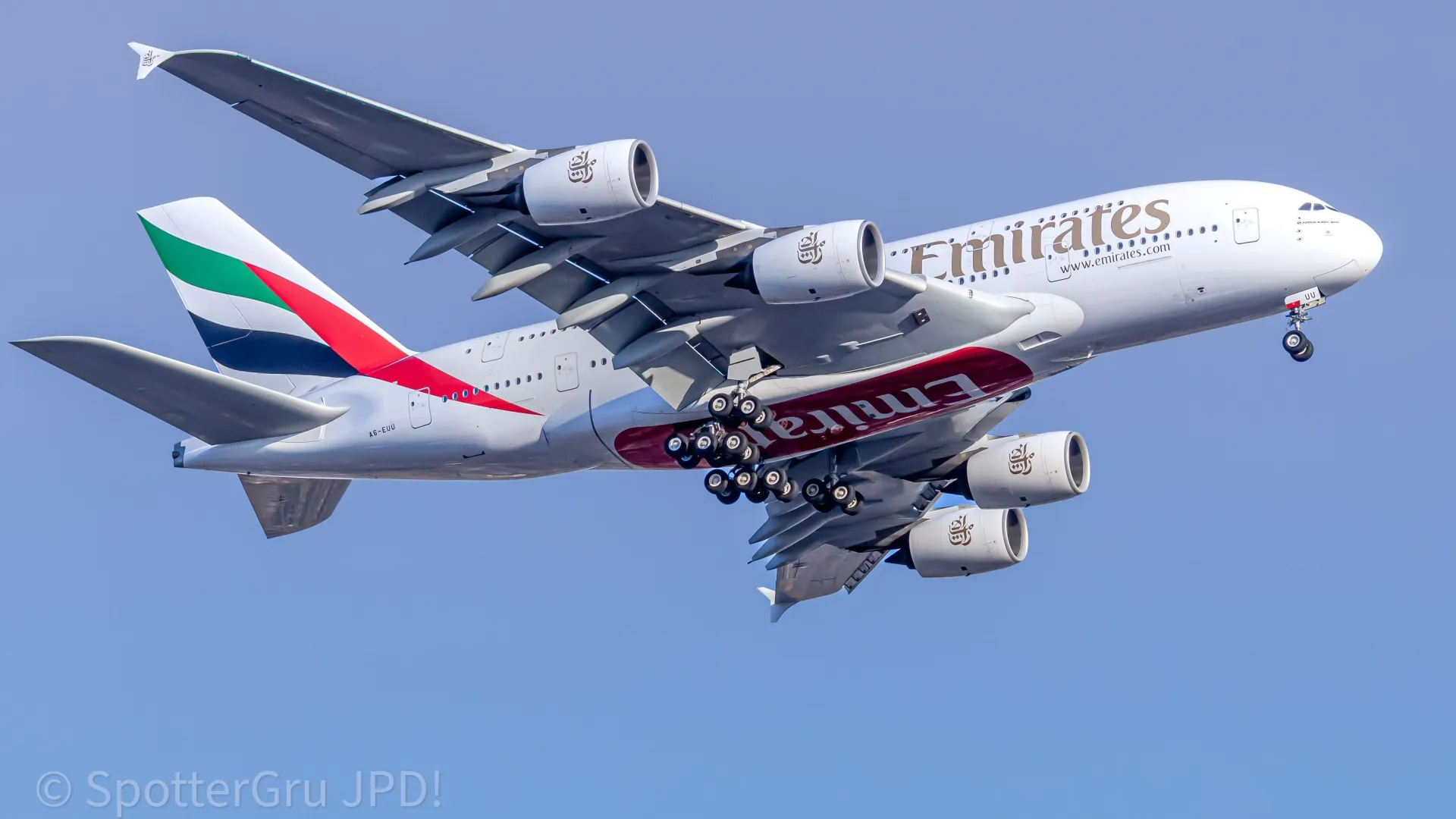 Maior avião de passageiros do mundo voa por quase 2h e volta a SP após pane