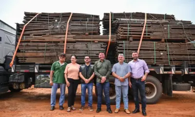 Entrega de madeira para a reforma das passarelas de pedestres da Ponte José Augusto, que liga os municípios de Epitaciolândia e Brasileia. Foto: Felipe Freire/Secom