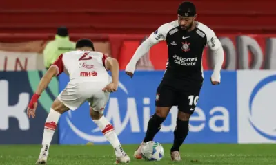 Memphis Depay durante disputa de bola em Huracán x Corinthians pela Sul-Americana  • Divulgação / Sudamericana