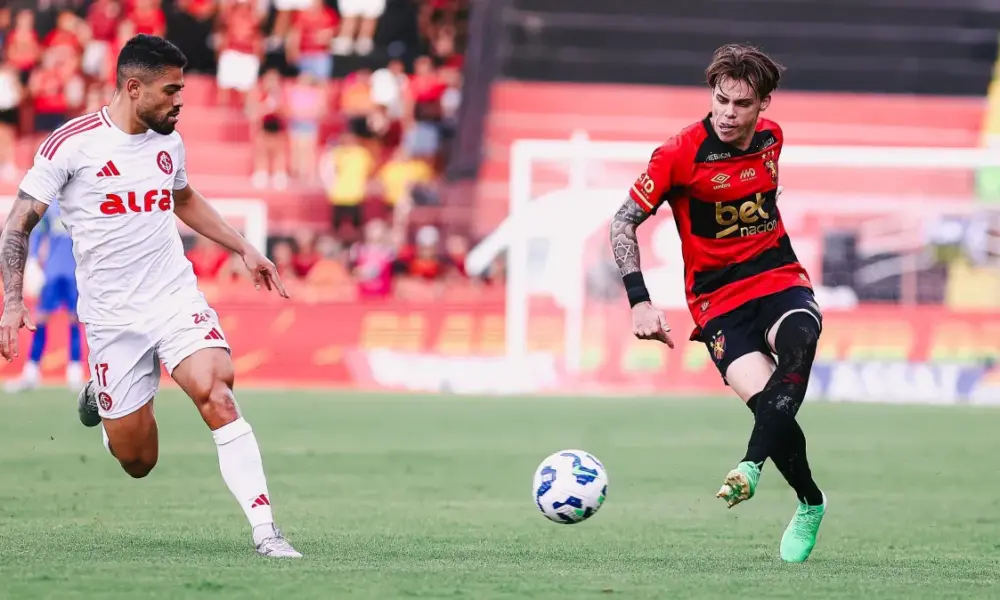Disputa de bola em Sport x Internacional pelo Brasileirão  • Paulo Paiva/ Sport Recife