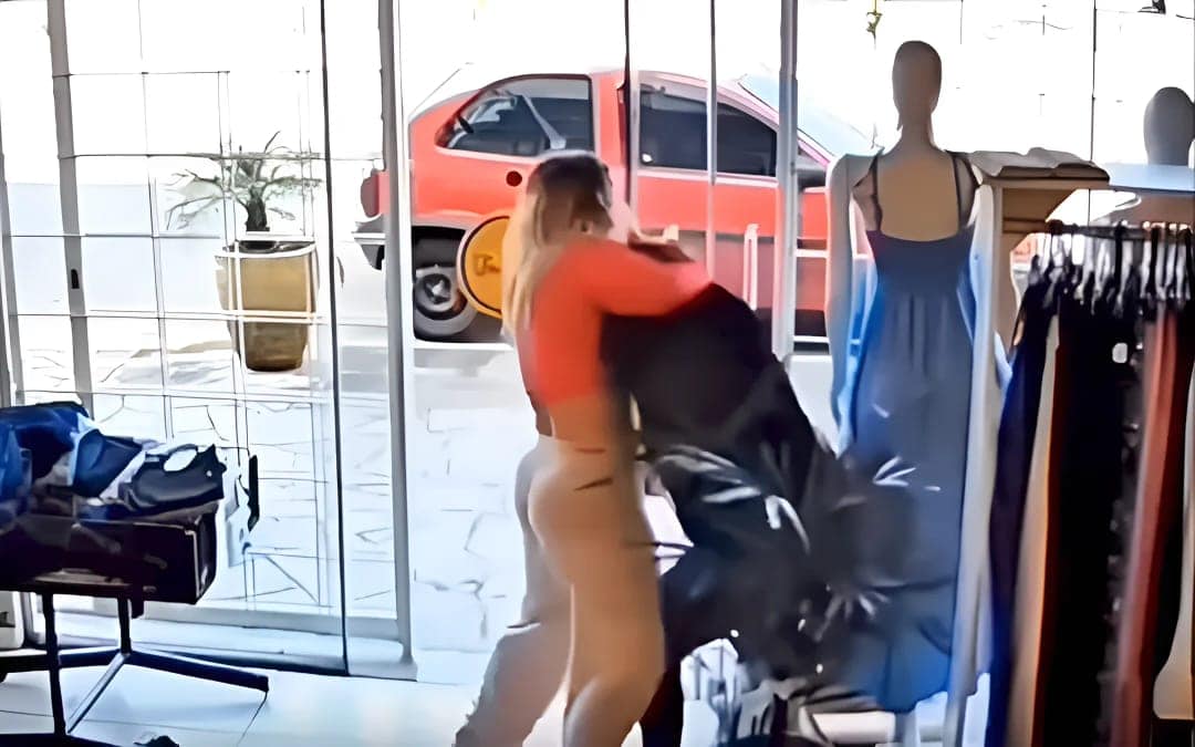 Comerciante reage rápido, flagra furto e impede fuga de suspeita em loja; veja vídeo