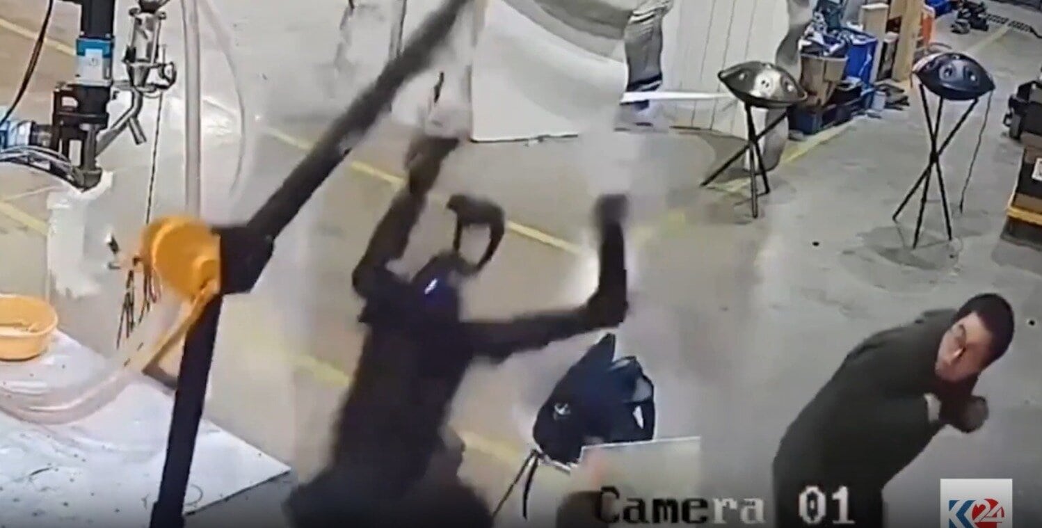 Robô humanoide ataca homens em linha de montagem de fábrica; veja vídeo