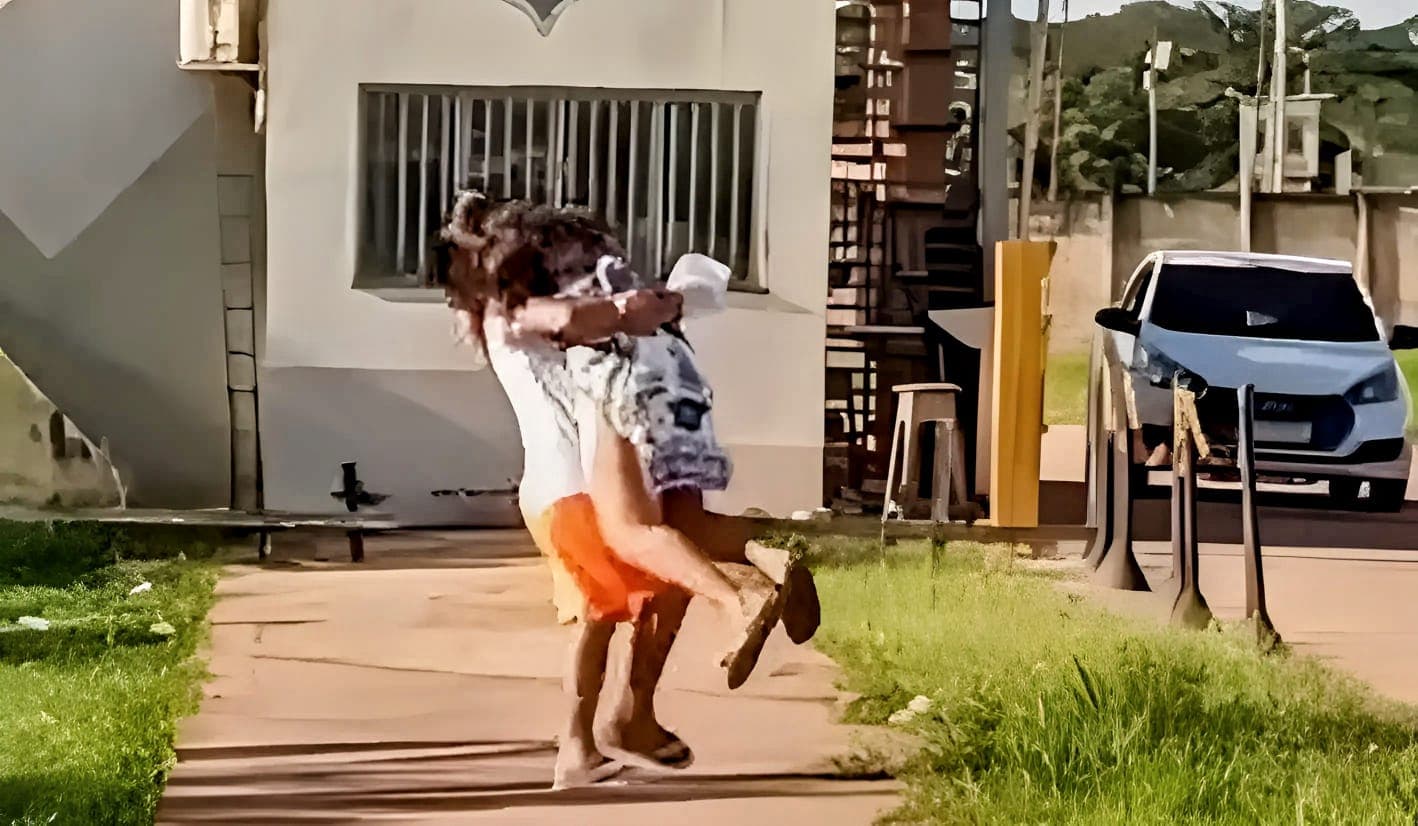 Ao som de “Liberdade Cantou”, jovem recebe parceiro na saída de presídio