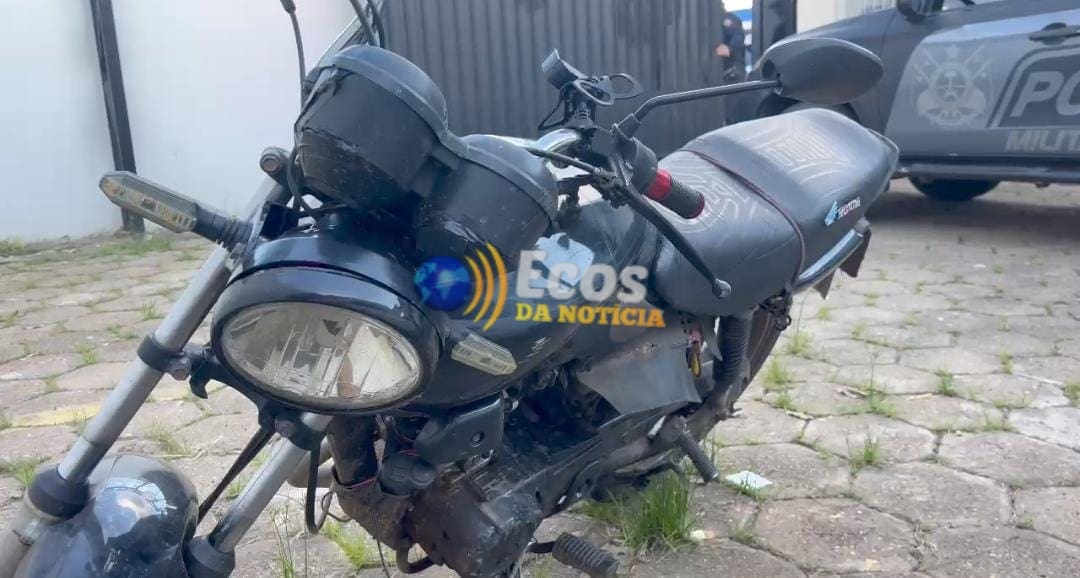 PM apreende motocicleta roubada e arma de fogo no bairro Tropical