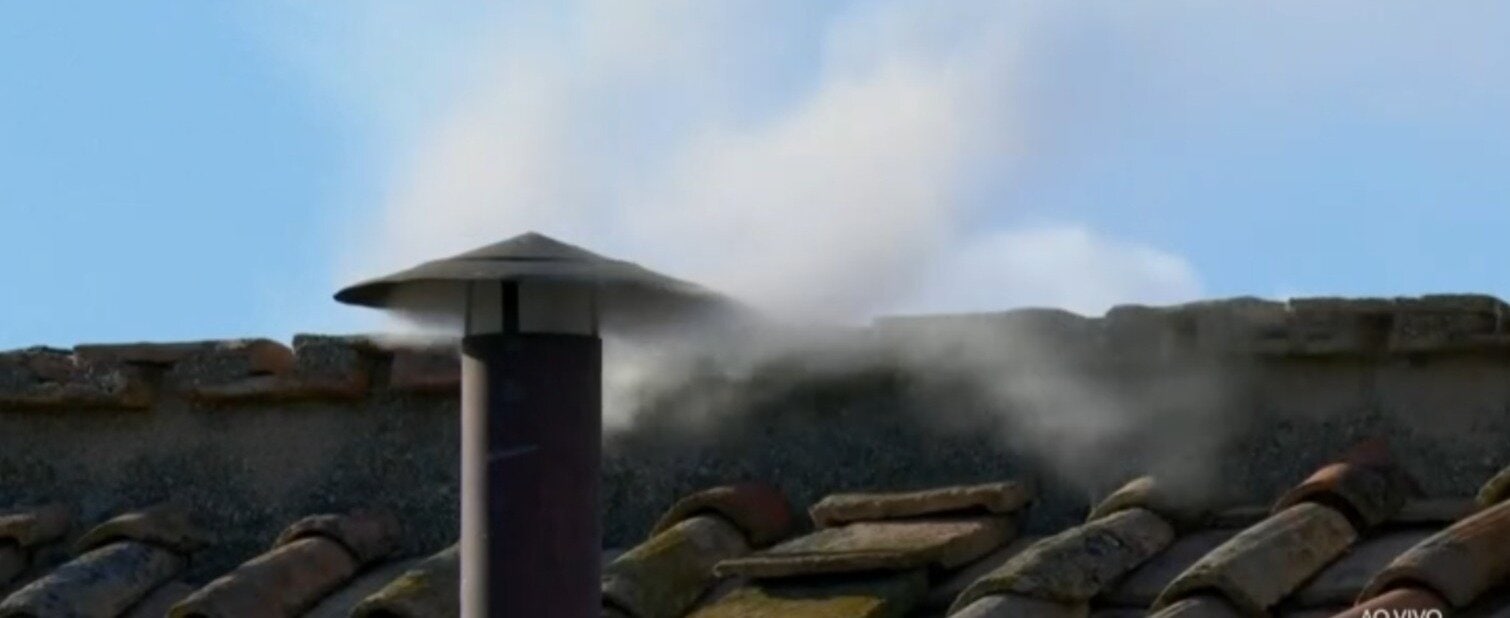 NOVO PAPA ELEITO: fumaça branca é vista na Capela Sistina