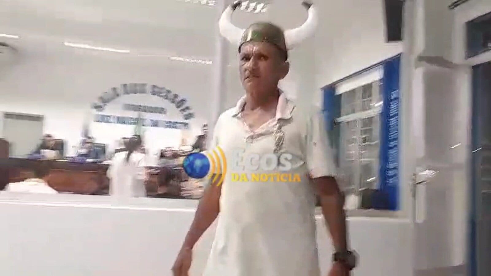Manifestante com “chapéu de corno” chama atenção durante sessão da Câmara em Cruzeiro do Sul