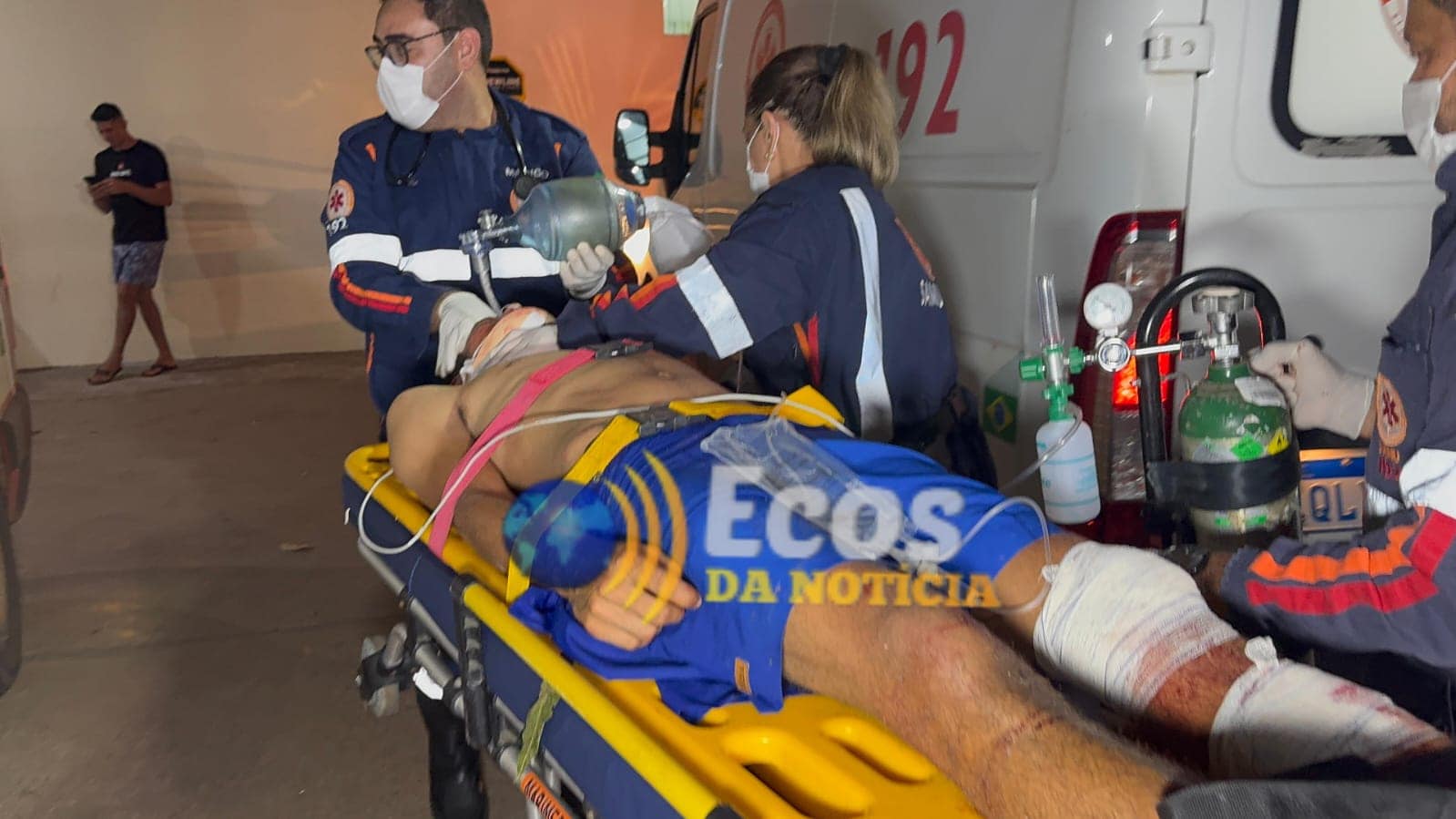 Motociclista fica em estado gravíssimo após colidir com carro parado e atropelar idosa na BR-317, no interior do Acre