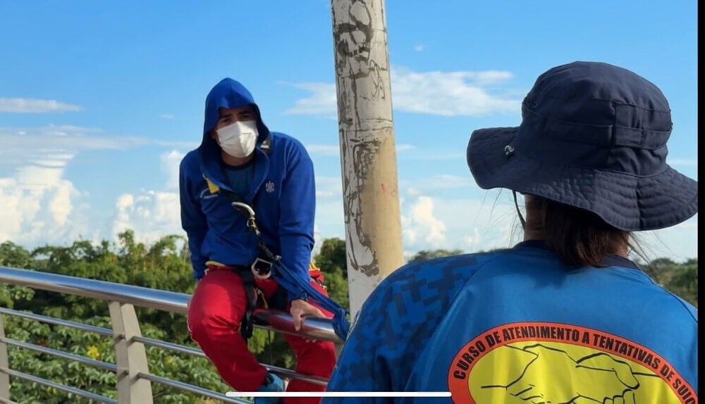 Instrutor simula se jogar da ponte, enquanto o interventor tenta verbalizar. Foto: Júnior Barros/PMAC.