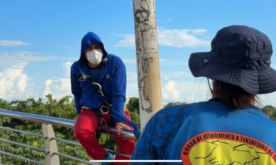 WhatsApp-Image-2025-05-22-at-16.50.06-1024×573 Instrutor simula se jogar da ponte, enquanto o interventor tenta verbalizar. Foto: Júnior Barros/PMAC.