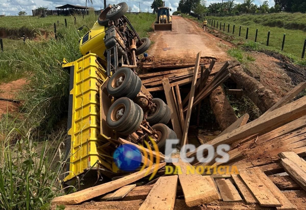 Caminhão despenca em Igarapé após ponte improvisada ceder