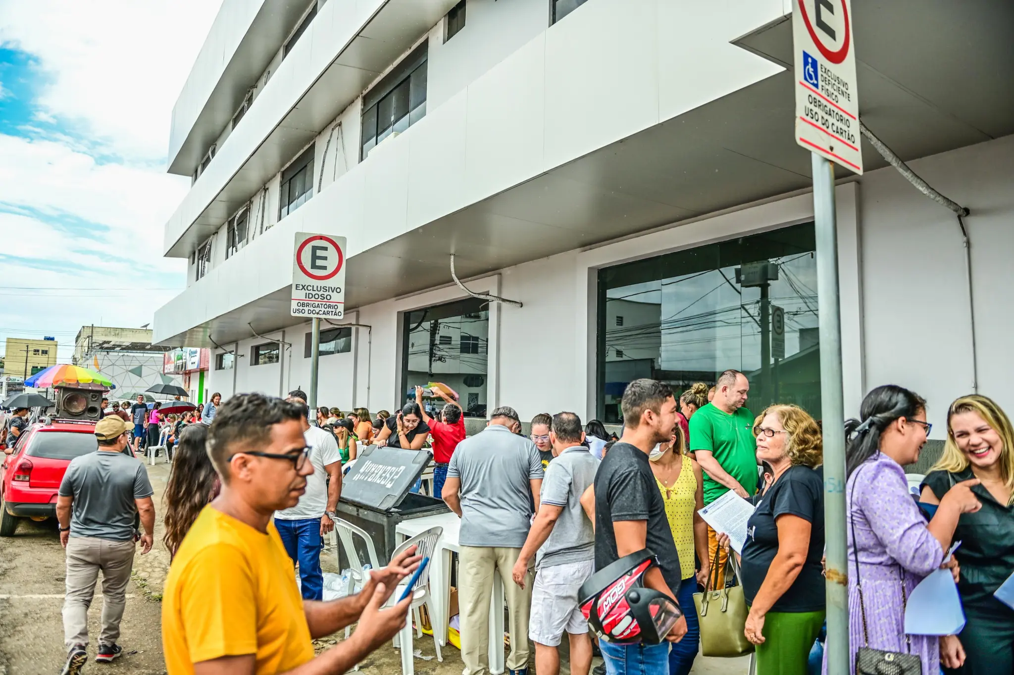 Servidores da Educação protestam e cobram apoio de vereadores em Rio Branco