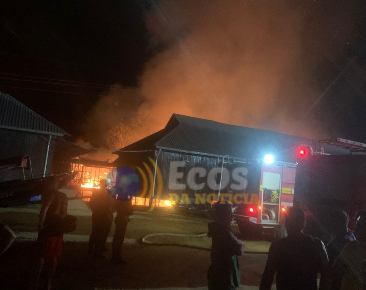 Vídeo: incêndio de grandes proporções atinge Polo Naval em Cruzeiro do Sul