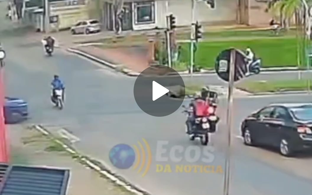 Vídeo: motociclista é atingido por carro que avança sinal vermelho