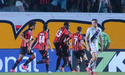 Time do Vitória comemora gol de empate de Renato Kayzer contra o Vasco (Foto: Walmir Cirne/AGIF)