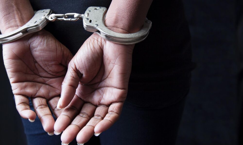 bahianoar-salvador-mulher-e-presa-em-flagrante-por-suspeita-de-matar-companheiro-durante-discussao-mulher-presa-prisao-algemas-ilustrativa-1594383009710-v2-1920x1279-1