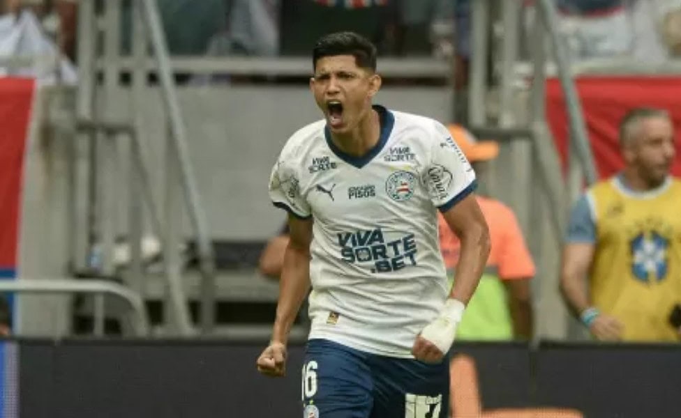 Erick Pulga comemora após marcar para o Bahia contra o Vitória pelo Campeonato Brasileiro 2025
Imagem: Jhony Pinho/AGIF
