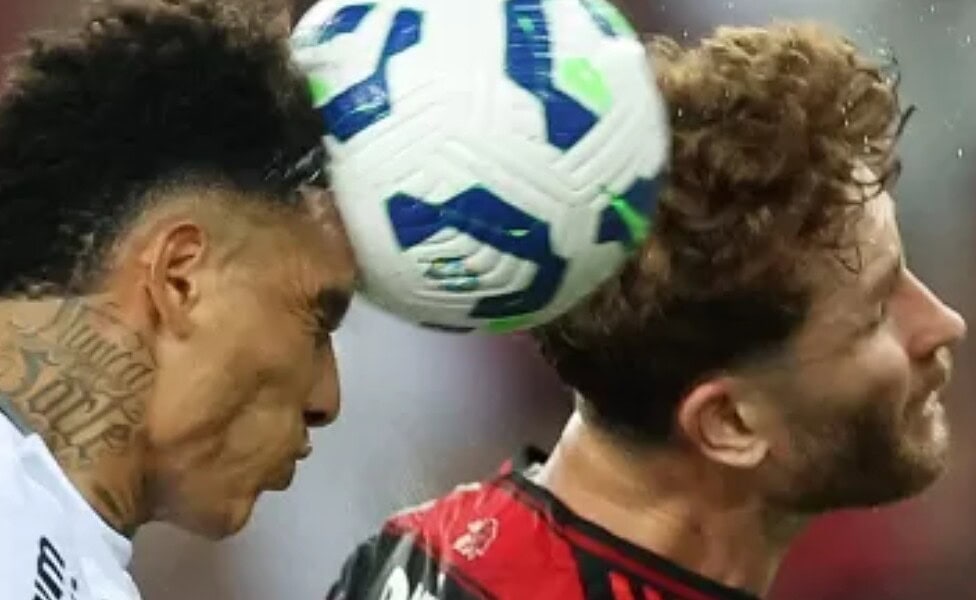 Igor Jesus, do Botafogo, e Léo Pereira, do Flamengo, disputam a bola no clássico no Maracanã
Imagem: Vítor Silva / Botafogo