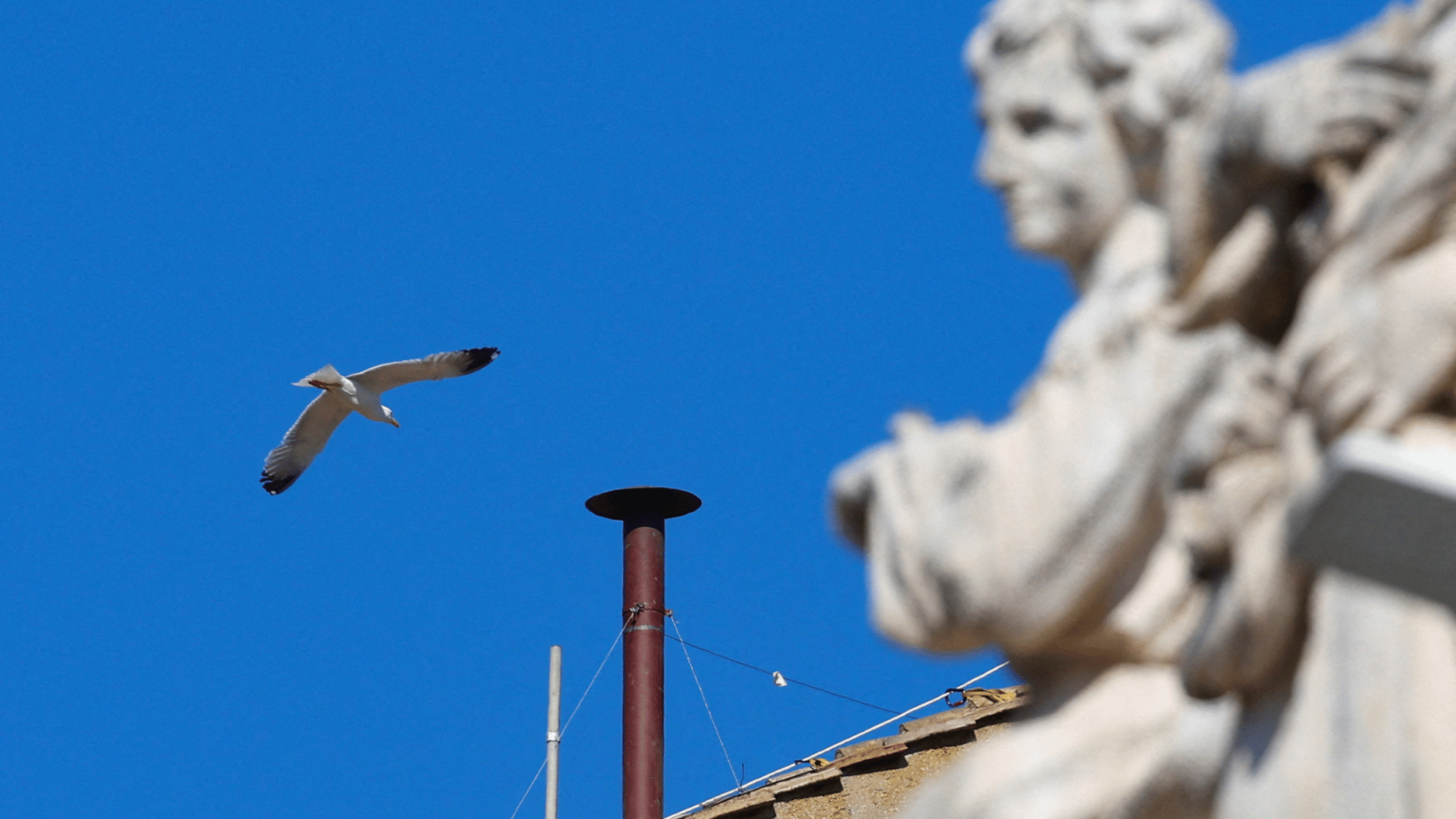 Sinais de fumaça do Conclave prontos: Vaticano instala chaminé sobre Capela Sistina