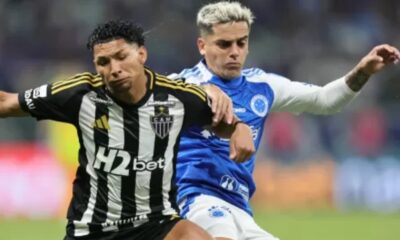 cruxatl Rony e Fagner disputam a bola na partida entre Cruzeiro e Atlético-MG pelo Campeonato Brasileiro 2025
Imagem: Gilson Lobo/AGIF