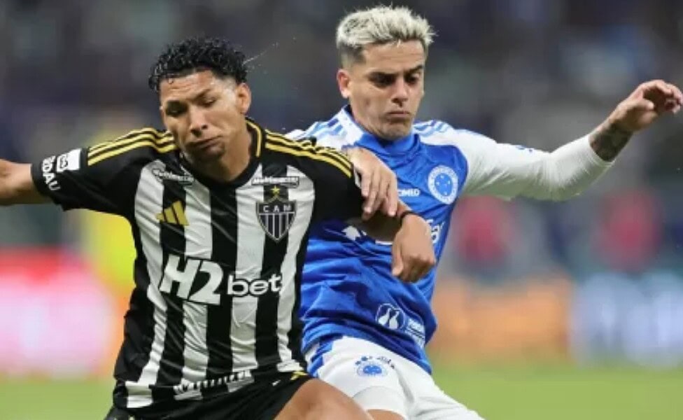 Rony e Fagner disputam a bola na partida entre Cruzeiro e Atlético-MG pelo Campeonato Brasileiro 2025
Imagem: Gilson Lobo/AGIF