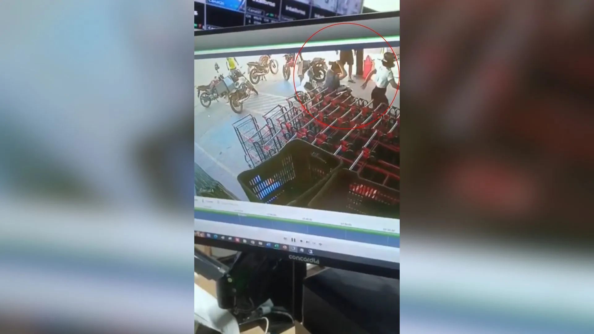 Mulher esfaqueia jovem em frente a supermercado e foge com marido PM