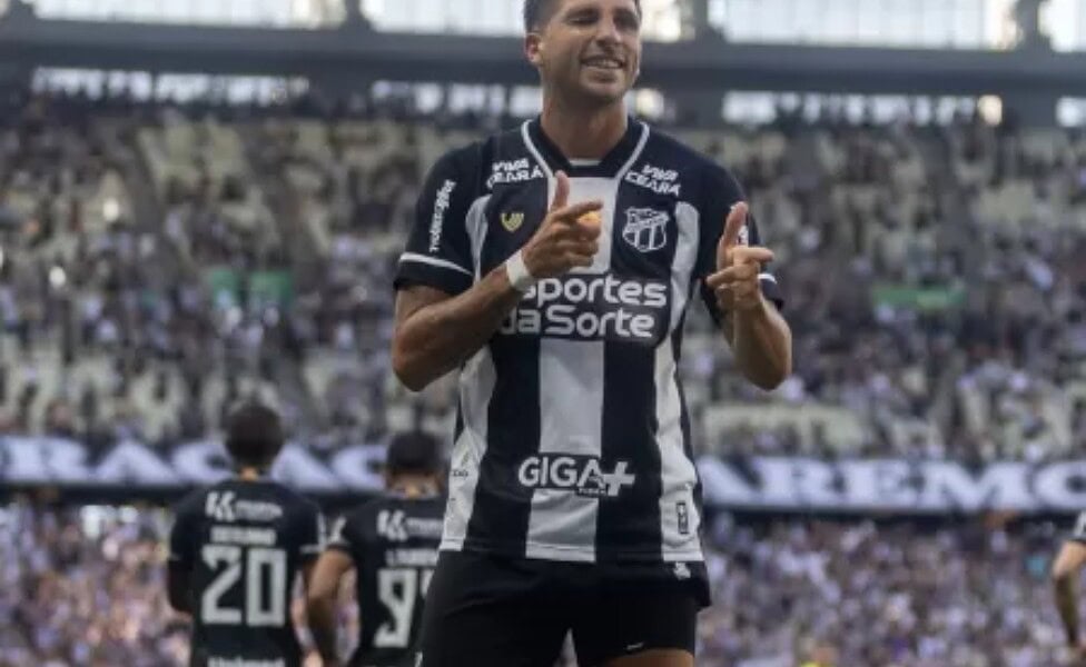 Lucas Mugni comemora após marcar para o Ceará contra o Sport
Imagem: Lucas Emanuel/AGIF