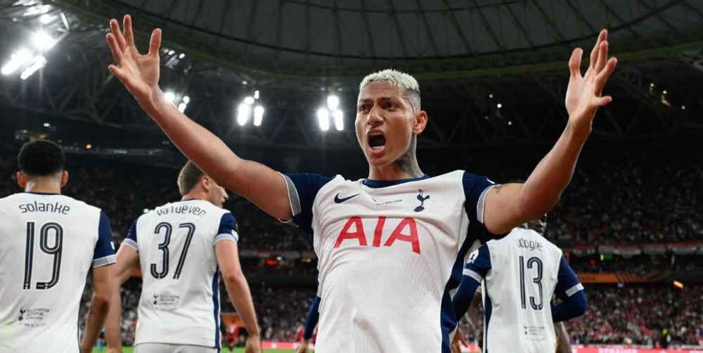 Richarlison comemora gol do Tottenham sobre o Manchester United, no San Mamés, na final da Europa League Josep Lago/Getty Images
