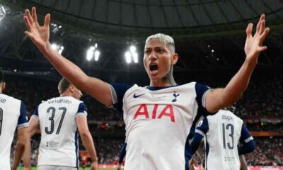 Richarlison comemora gol do Tottenham sobre o Manchester United, no San Mamés, na final da Europa League Josep Lago/Getty Images