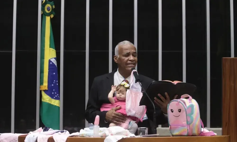 Deputado Pastor Sargento Isidório (Avante-BA) durante discussão de propostas legislativas. • Bruno Spada/Câmara dos Deputados