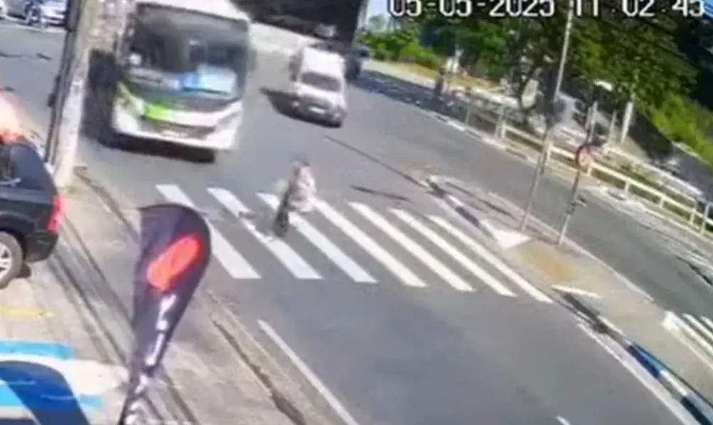 A idosa atropelada pelo ônibus foi identificada apenas como Aparecida (Foto: Reprodução/Câmera de Segurança)