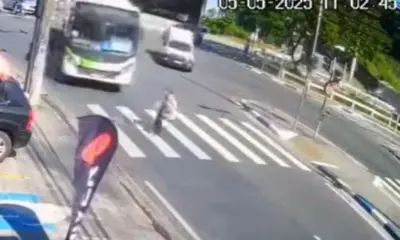 onibus-atropela-idosa-1024×596 A idosa atropelada pelo ônibus foi identificada apenas como Aparecida (Foto: Reprodução/Câmera de Segurança)