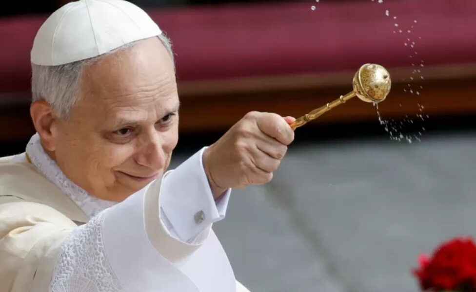 O papa Leão 14 abençoa os fiéis reunidos na Praça São Pedro durante sua missa inaugural
Imagem: Remo Casilli/Reuters