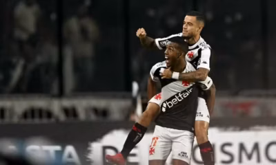 Rayan e Philippe Coutinho comemoram gol do Vasco contra o Melgar (Foto: Mauro PIMENTEL / AFP)