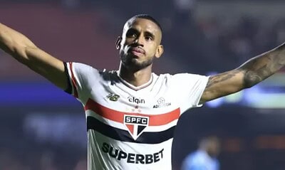 spgremio André Silva comemora após marcar para o São Paulo contra o Grêmio pelo Campeonato Brasileiro 2025
Imagem: Marcello Zambrana/AGIF