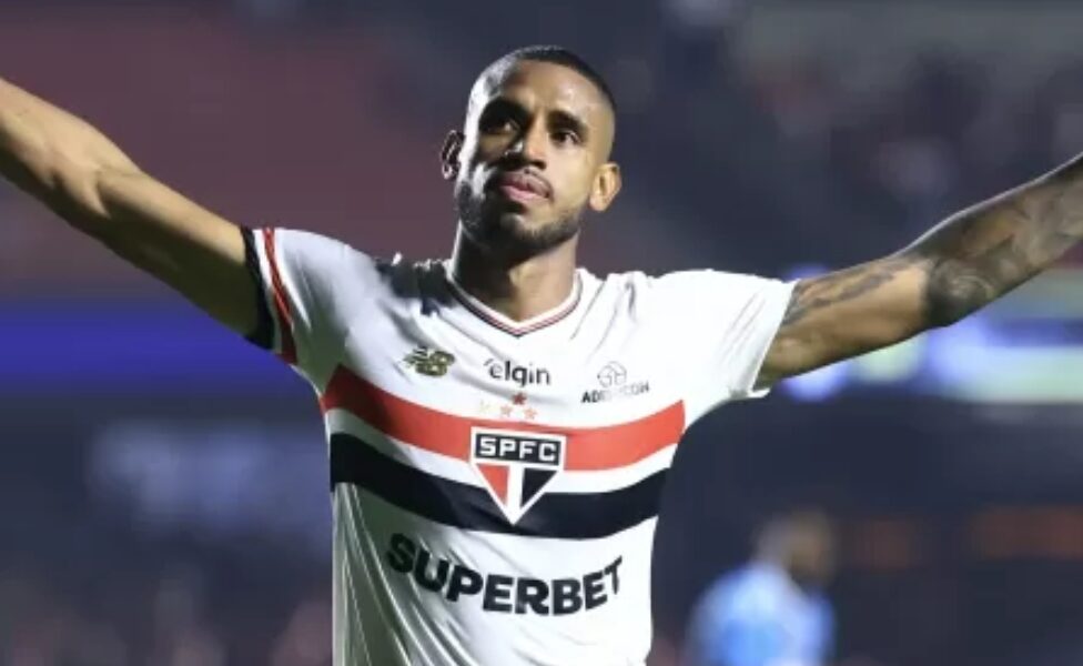 André Silva comemora após marcar para o São Paulo contra o Grêmio pelo Campeonato Brasileiro 2025
Imagem: Marcello Zambrana/AGIF